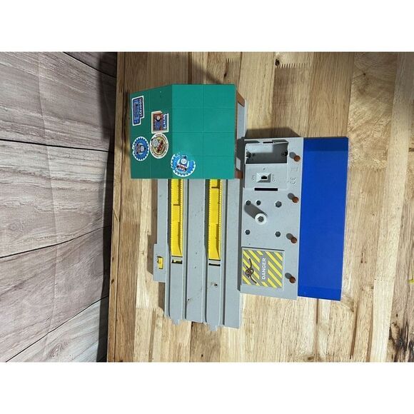 Britt Allcroft TOMY 1999 train station Not Working - Picture 2 of 10